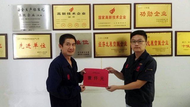 韓總經(jīng)理為困難員工發(fā)放救助