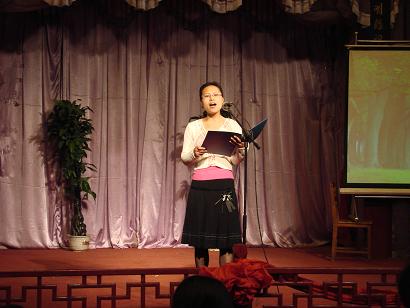 公司員工在朗誦詩歌