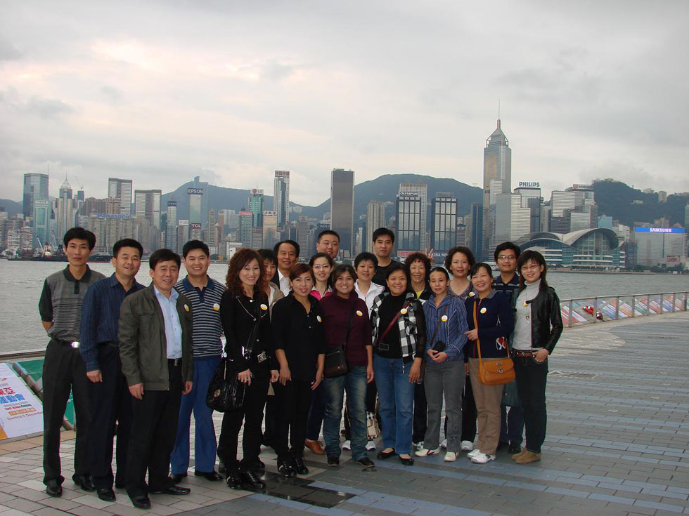 2009年11月份，公司組織本公司工齡8年以上員工赴港澳旅游，圖為在香港維多利亞港灣合影留念